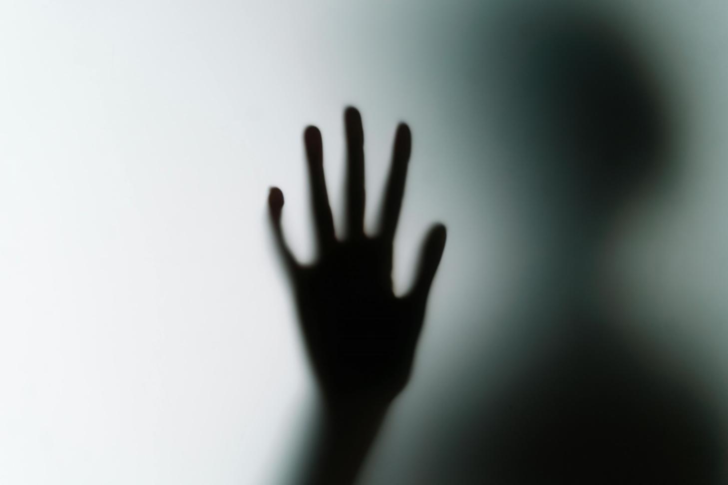 Processo professionale di nail art con strumenti specializzati